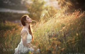 J056.摄影师Luca Foscili -草原上的少女人像后期教程,大师的摄影秘诀,你需要学习!